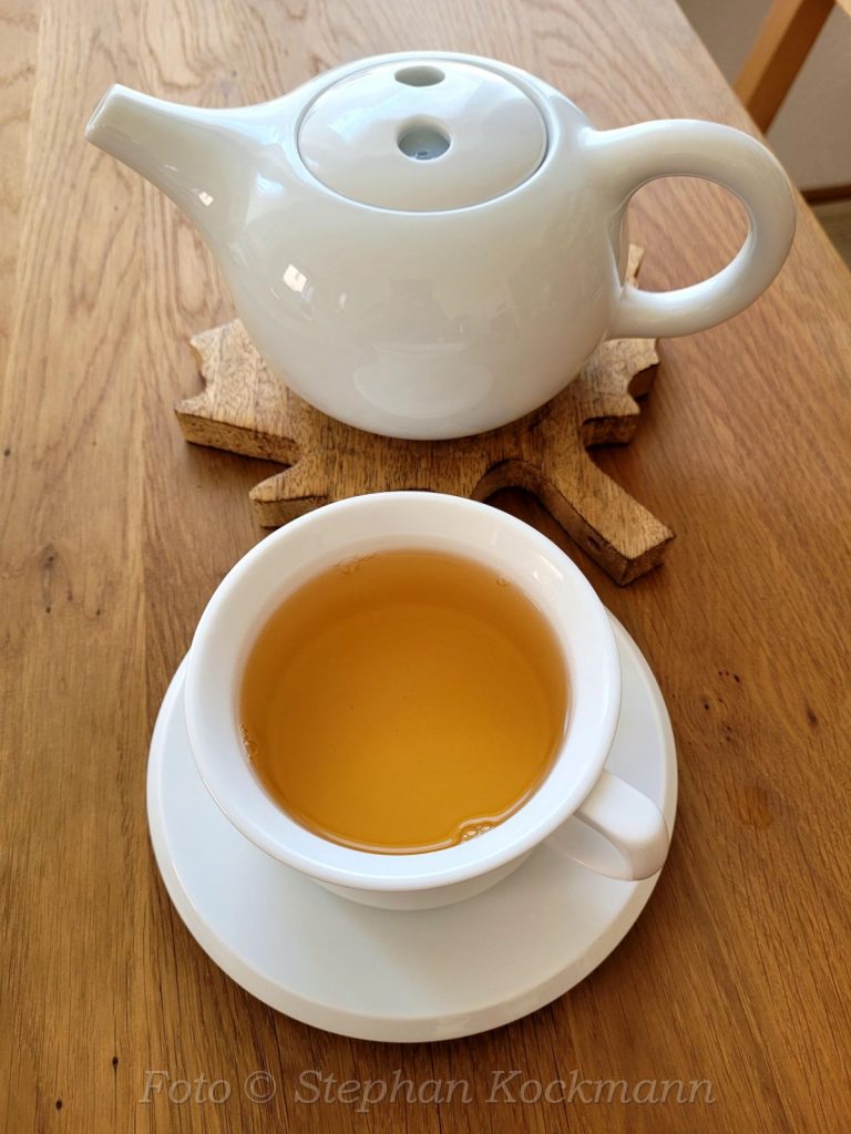 Teestunde mit der fröhlichen Teekanne